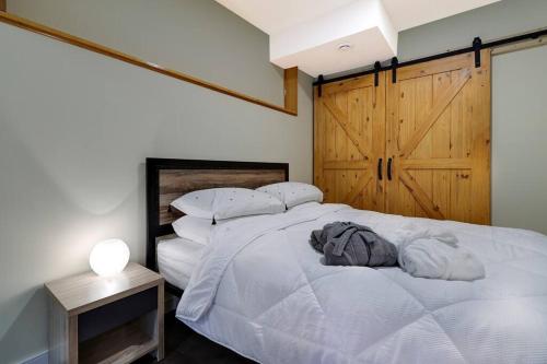 科克伦Adorable private suite with indoor fire place的卧室配有白色的床和木门