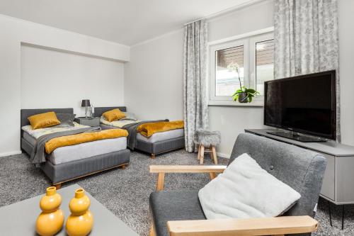 格丁尼亚Apartament z widokiem na morze的客厅配有两张沙发和一台电视机