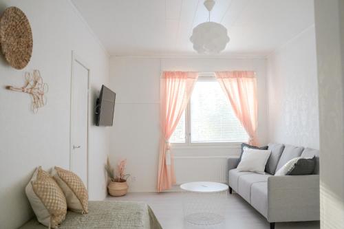 皮耶塔尔萨里West Coast Hideaway的白色的客厅配有沙发和窗户