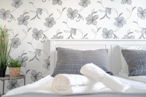 皮耶塔尔萨里West Coast Hideaway的卧室的墙壁上装饰着灰色的鲜花。