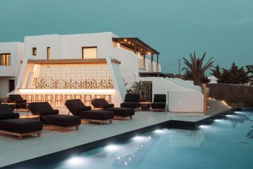 米克诺斯城Asty Mykonos Hotel & Spa - World of One Hotel Group的别墅毗邻一座房子,设有游泳池