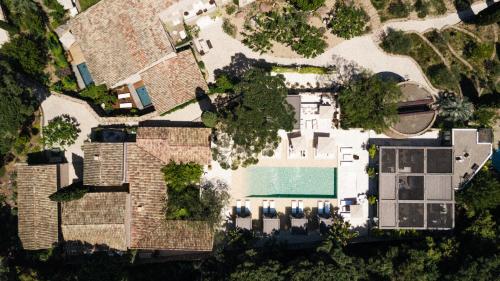 圣特罗佩MUSE Saint Tropez - Small Luxury Hotels of the World的享有带游泳池的房屋的空中景致
