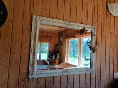 Elniaragio Guolis的一面木墙的镜子