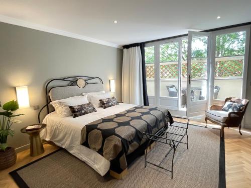 普罗旺斯艾克斯Villa Amara的一间卧室设有一张床和一个大窗户