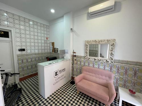 埃尔瓦斯Concept Guest House的一个带粉红色椅子和镜子的沙龙