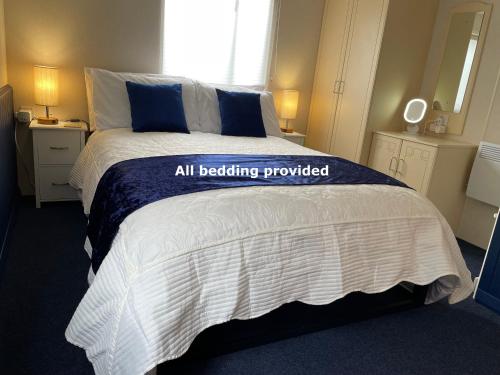 德拉姆纳德罗希特Forest View - Adults Only - Maximum 2 Guests的一间卧室配有一张带蓝白色毯子的床