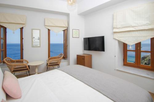 埃尔莫波利斯Arion Syros的一间卧室设有一张床,享有海景