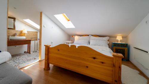 洛克维Apartment Ernestova hiša的一间卧室配有木床和水槽