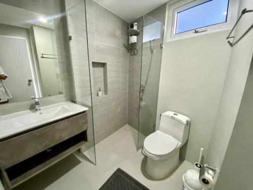 港生Mantra Beach Condominimum, 2 bedrooms, Laem Mae Phim Beach的浴室配有卫生间、盥洗盆和淋浴。