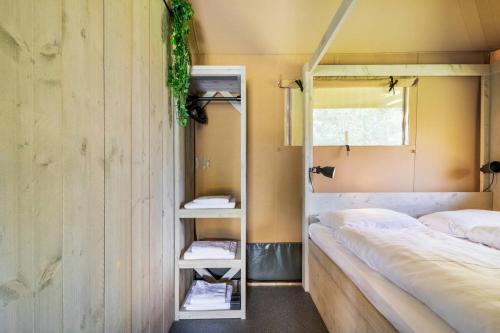 泽沃德Glamping lodge with Eco-Wellness的客房设有两张双层床和一扇窗户。