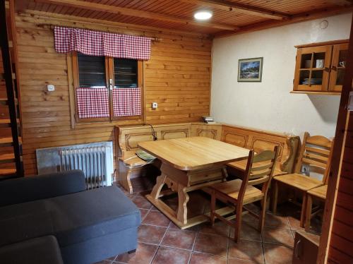 OplotnicaBrunarica 6A - Smučišče Trije Kralji的一间带木桌和椅子的用餐室