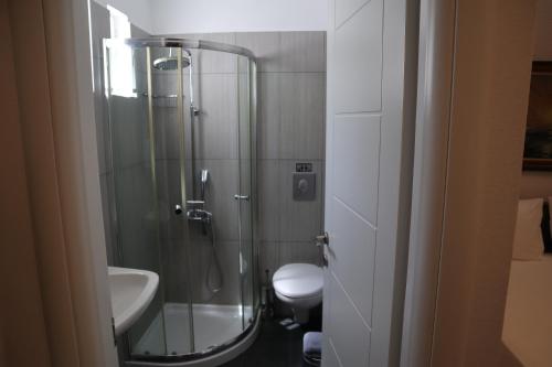 伊拉克利亚岛Anna's Place Rooms的带淋浴、卫生间和盥洗盆的浴室