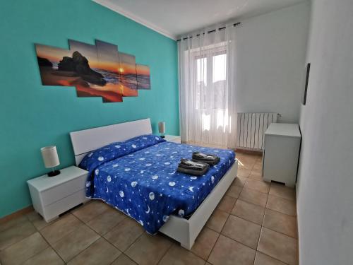 都灵HappyHome, Belissimo appartamento in Torino的一间卧室设有一张床和蓝色的墙壁