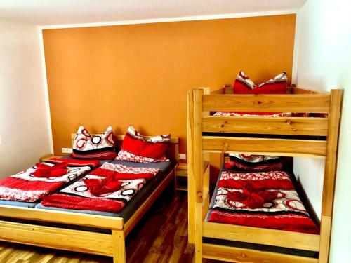 多尔尼洛玛纳Apartmán Lomňanka的一间卧室配有两张双层床和红色枕头