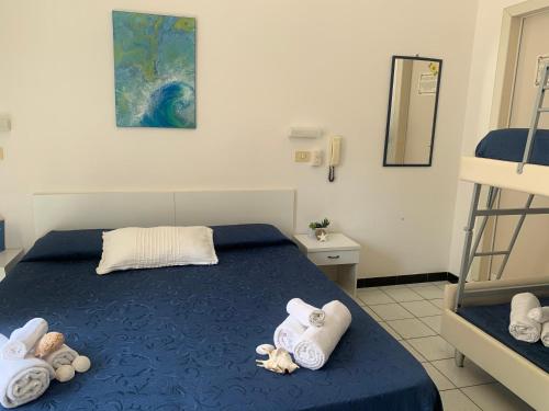 卡托利卡HOTEL LA PERGOLA的一间卧室配有带毛巾的床