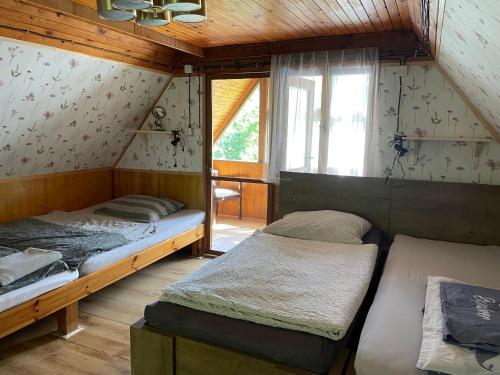 特热比奇Chata Dagmar的客房设有两张床和窗户。