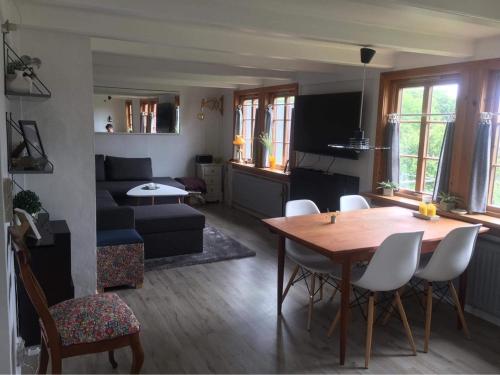 MiðvágurTurf House Cottage - Near Airport的客厅配有桌子和沙发