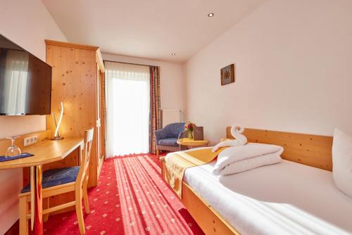 米滕瓦尔德丽格酒店的酒店客房配有两张床和一张书桌