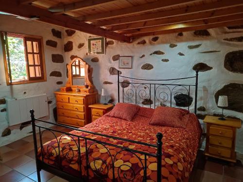 TemisasLa Casa de los Pinos Temisas的一间卧室设有一张床,一间卧室设有鱼墙