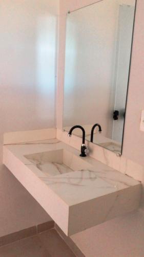 托坎廷斯州圣费利克斯Pousada Flor de Lótus的一间带水槽和镜子的浴室