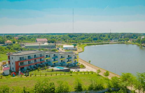 TîncăbeştiSnagov Lakeview Residences的享有湖畔建筑的空中景致