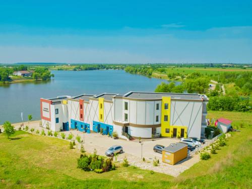 TîncăbeştiSnagov Lakeview Residences的享有湖畔建筑的空中景致