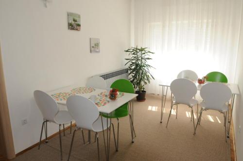赛斯韦泰斯特拉客房住宿加早餐旅馆的一间带桌子和白色椅子的用餐室