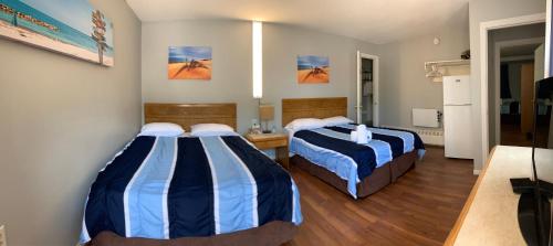 沃萨加比奇海滩瓦萨迦莫泰汽车旅馆的一间酒店客房,房间内设有两张床