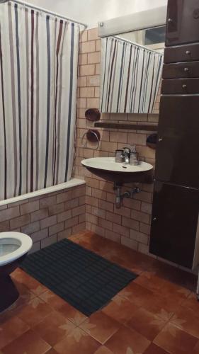 坎普尔House Branka的一间带水槽、淋浴和卫生间的浴室