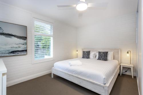 珀斯Cottesloe Beach View Apartment - EXECUTIVE ESCAPES的白色的卧室设有床和窗户