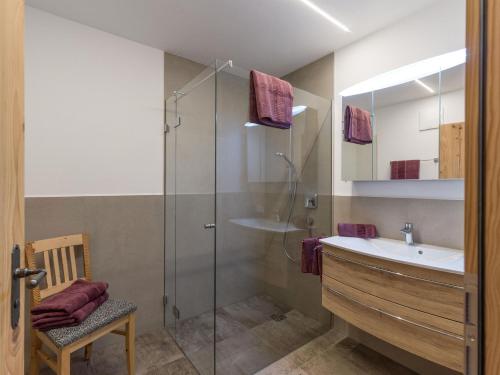 布里克森谷地霍普夫加尔滕BERGappartement KINK的一间带水槽和玻璃淋浴的浴室