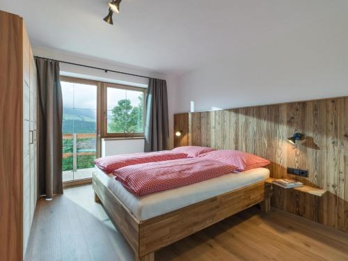 布里克森谷地霍普夫加尔滕BERGappartement KINK的一间卧室设有一张床和一个大窗户