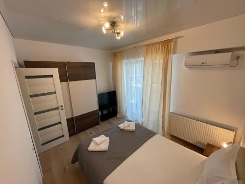 马马亚Mamaia Beach LuxyMar 3 Apartment的一间卧室配有一张床,上面有两条毛巾