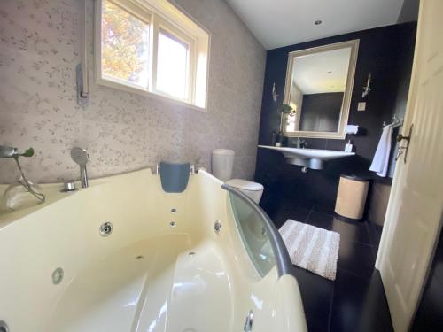 吉马良斯Villas do Monte的浴室配有白色浴缸和水槽