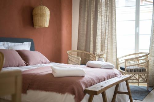波尔多Les pénates bordelaises - Maison d'hôtes - Guesthouse的一间卧室配有一张带两个枕头的床