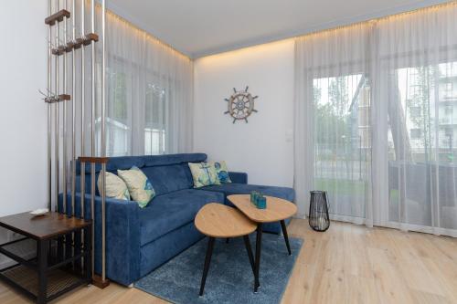 济夫努夫Horizon Park Apartment by Renters的客厅配有蓝色的沙发和桌子