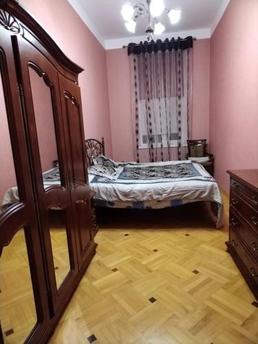 苏呼米Квартира у моря в Абхазии Сухум的一间卧室配有一张床和一个梳妆台