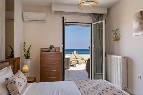 罗希姆诺View Sea Apartment的一间卧室配有一张床,享有海景