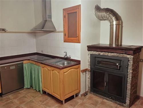 贝塞特Apartamento Burgués的厨房配有炉灶和水槽