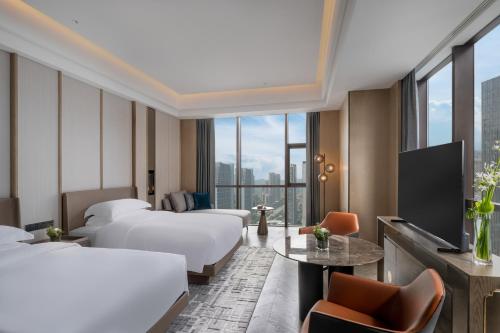 杭州杭州良渚洲际酒店的一间酒店客房,设有两张床和电视