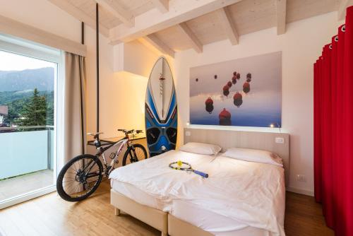 卡尔切拉尼卡阿拉戈能源酒店的卧室配有一张床,墙上设有冲浪板