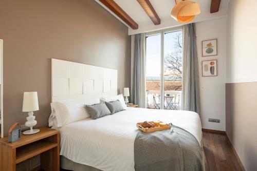 巴塞罗那Aspasios Market Balconies的卧室设有一张白色大床和一扇窗户。