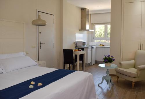 奇克拉纳－德拉弗龙特拉诺沃桑克提佩特里公寓式酒店的酒店客房带一张床和一个厨房