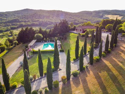 蒙泰卡蒂尼瓦尔迪切奇纳Holiday Home Girasole-2 by Interhome的享有带游泳池和树木的别墅的空中景致