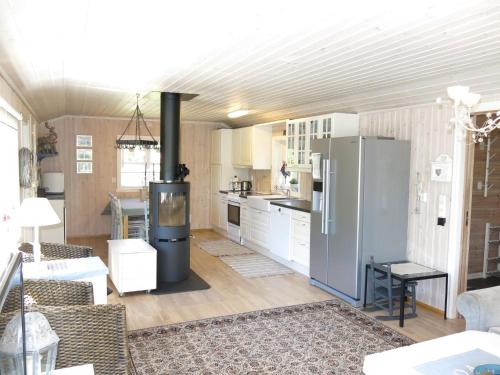 ØyuvstadHoliday Home Solfridbu - SOW070 by Interhome的厨房配有冰箱和炉灶。