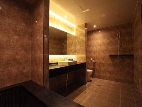 高阳市里奇酒店的一间带水槽、卫生间和镜子的浴室