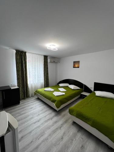 北马马亚-讷沃达里Vila Iris Mamaia Nord的酒店客房,设有两张床和一张沙发