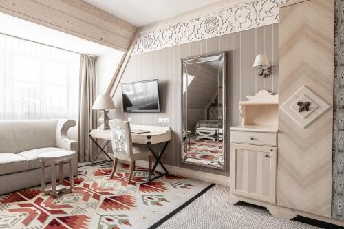 扎科帕内Aries Hotel & SPA Zakopane的客厅配有书桌和镜子