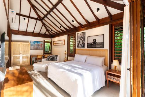 伊尔哈德博伊巴Colibri Beach Villas的卧室配有白色的床和沙发