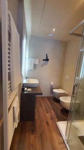 SarezzanoORIZZONTI Vigneti Repetto的浴室设有2个卫生间、水槽和淋浴。